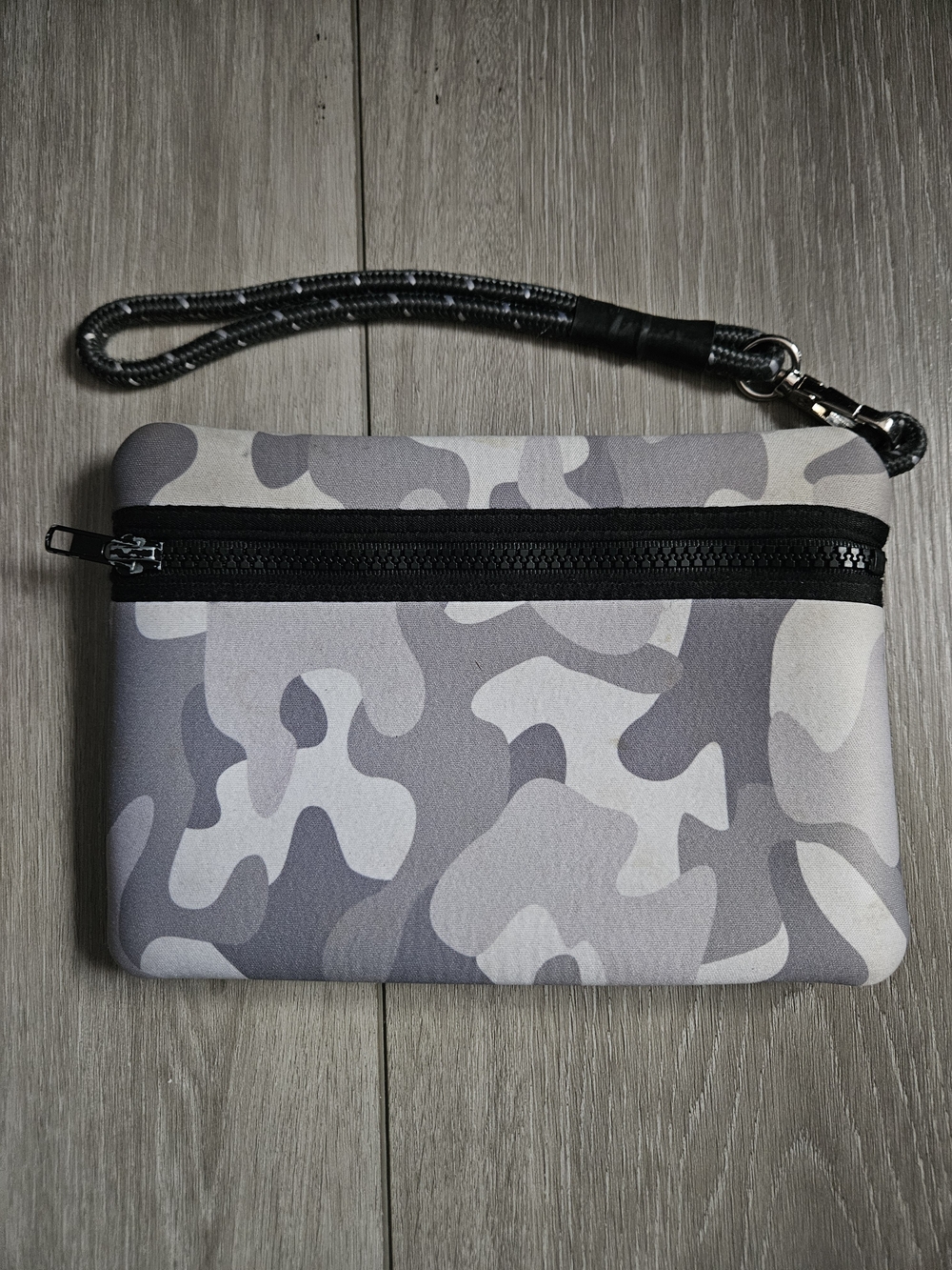 Source Unknown Gray Camouflage Wristlet Clutch with Black Zipper